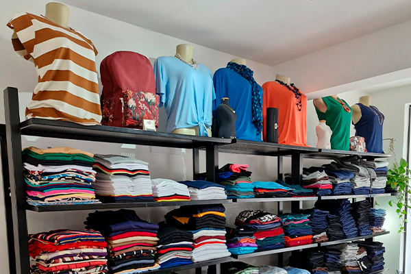 Estante de roupas na loja